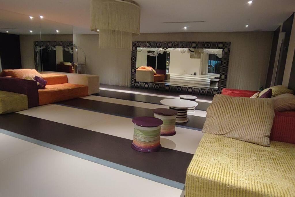 Aveline Suites Elite Rockwell View Acqua Private Residences Near Rockwell Makati Manila Esterno foto