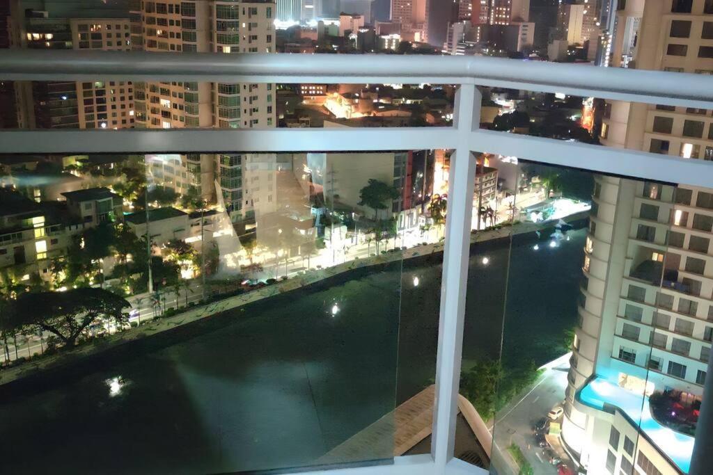 Aveline Suites Elite Rockwell View Acqua Private Residences Near Rockwell Makati Manila Esterno foto